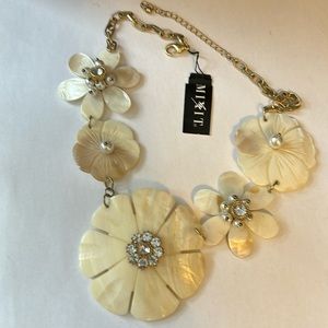 This is a gorgeous Mix It mother of pearl statement flower & rhinestone necklace